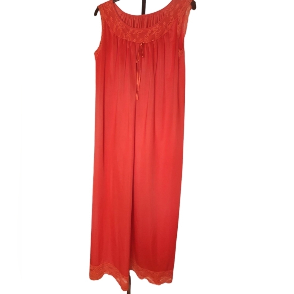 Vintage Red Nightown, Sleeveless. Size Large